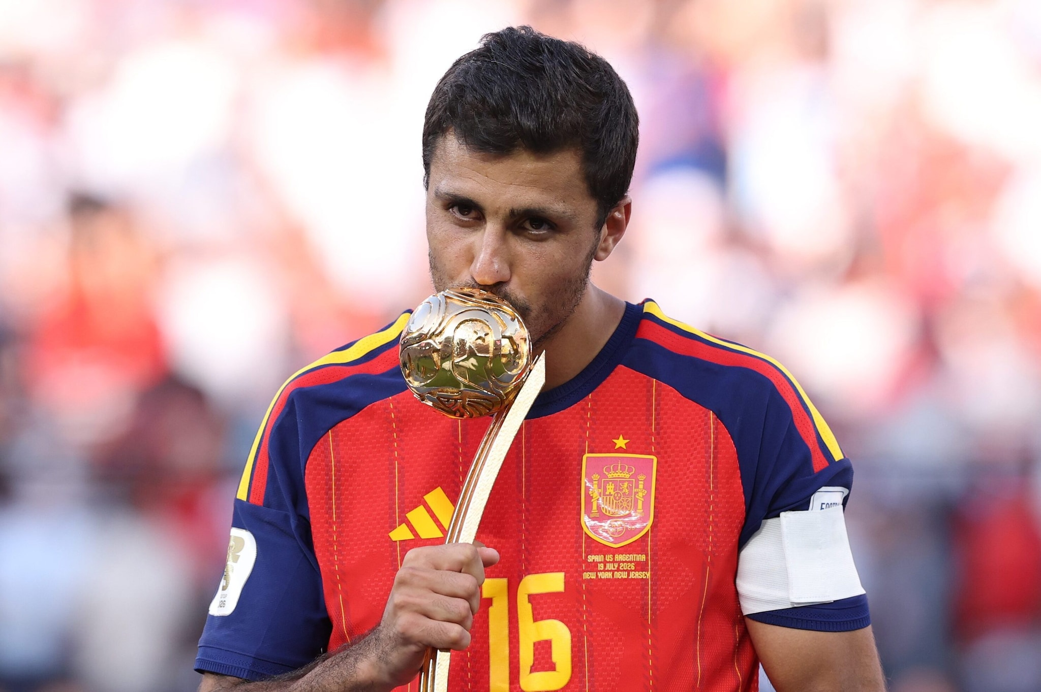 Rodri bacia la Coppa del Mondo vinta con la Spagna