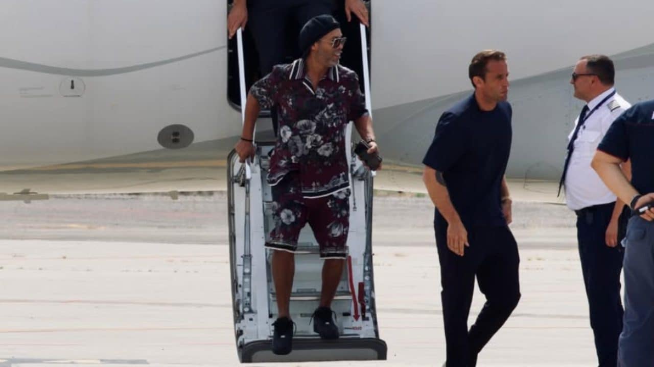 Ronaldinho sbarca in Italia, entusiasmo alle stelle per la presentazione del Ravenna: vuole l'ultimo gol della carriera