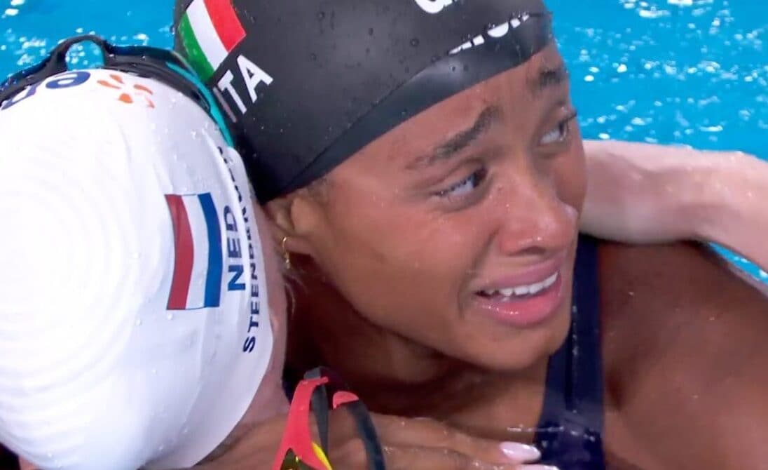 "È follia, è follia, è follia": Sara Curtis fa il record del mondo agli Europei di nuoto e non riesce a crederci