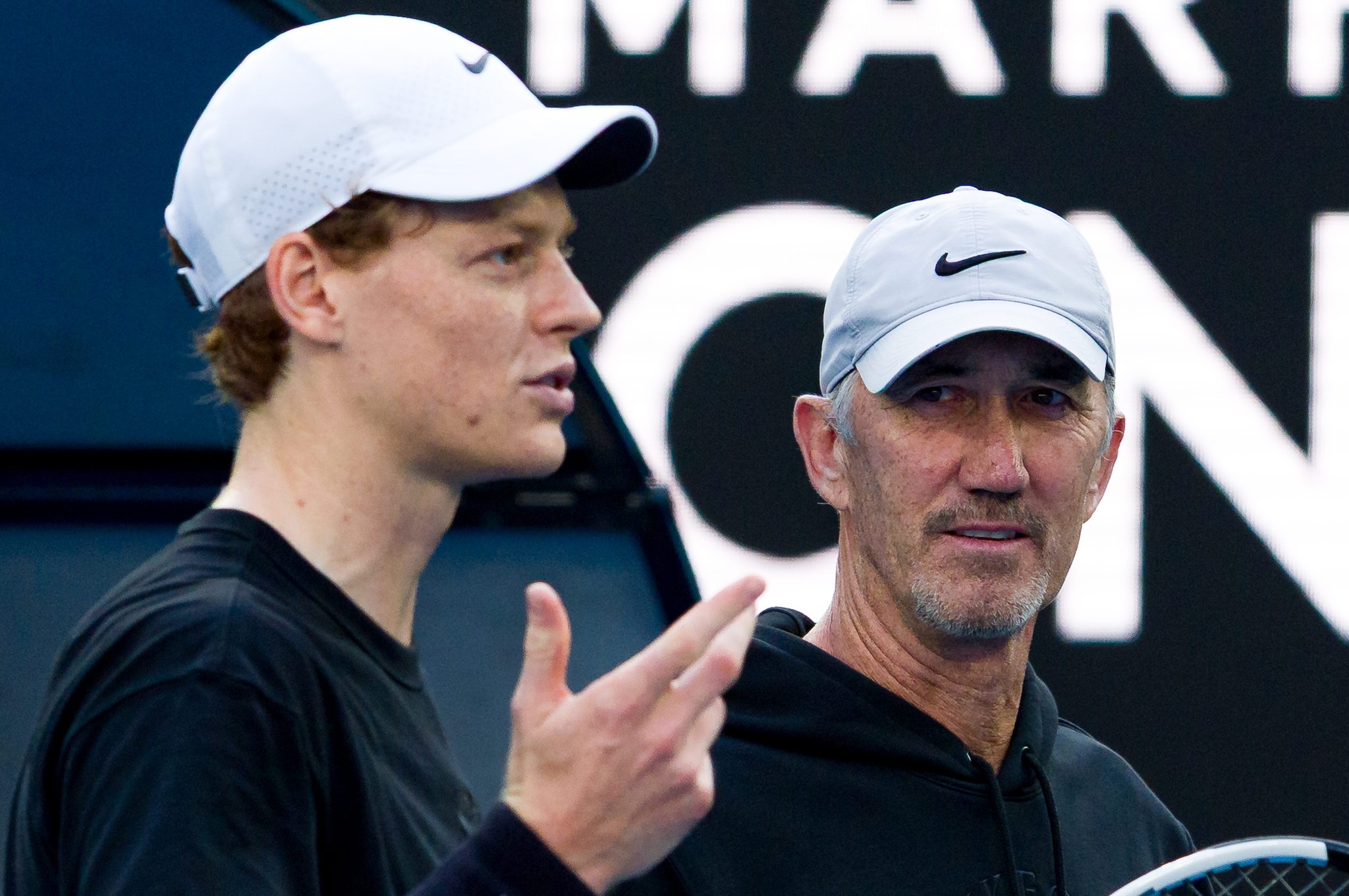 Jannik Sinner con Darren Cahill, suo coach assieme a Simone Vagnozzi