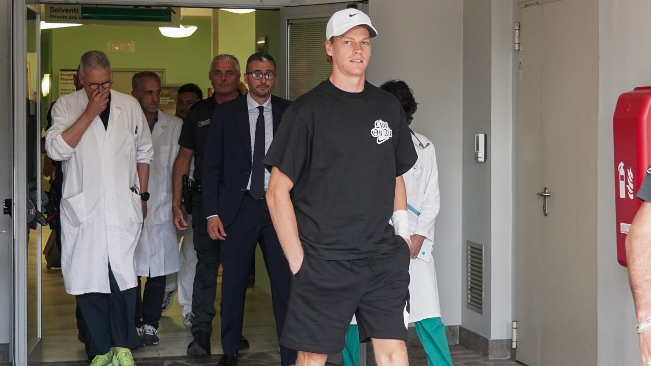 Sinner torna al J Medical, ora gli US Open sono appesi all'esito dei controlli: cosa succede al ginocchio