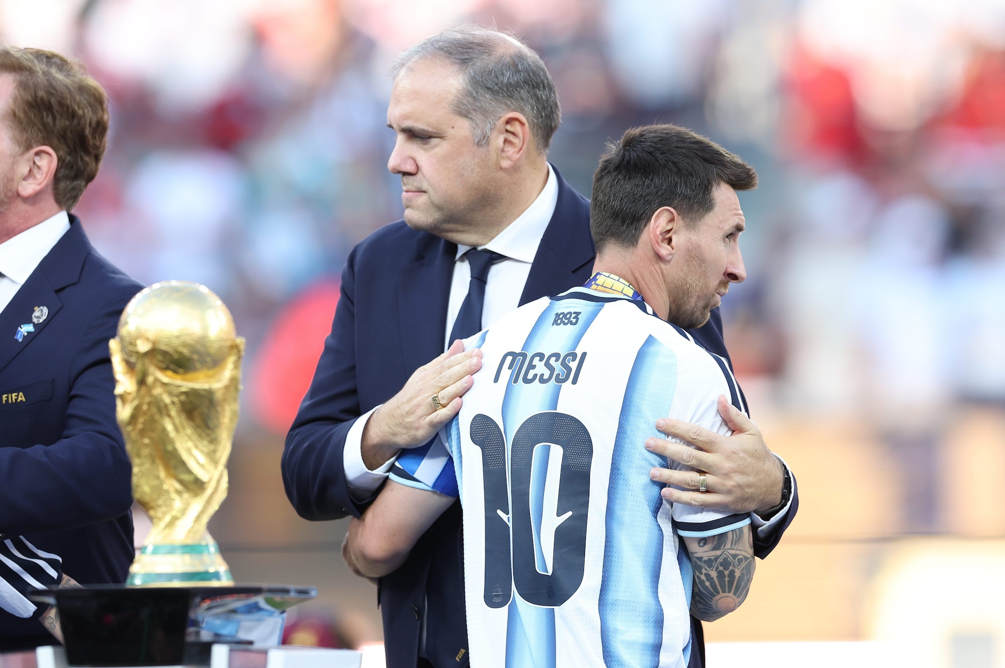 Montagliano consola Messi dopo la sconfitta in finale di Coppa del Mondo.