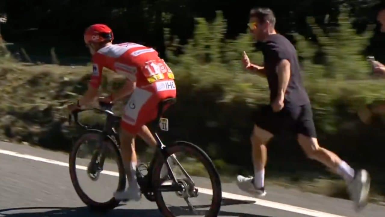 Yates insolito tifoso di Pogacar, momento speciale alla Vuelta: la corsa e il saluto al capitano