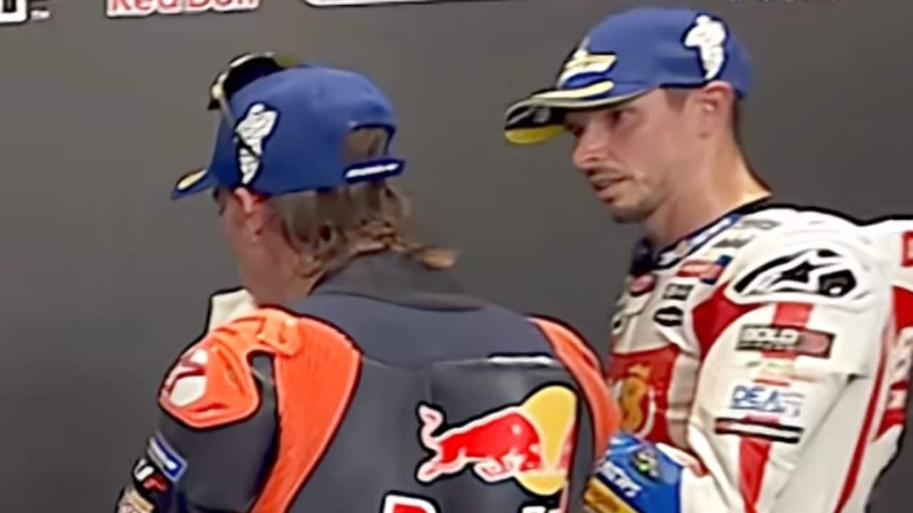 Alex Marquez ferma Acosta prima di salire sul podio di Misano e si scusa: "Lì ho perso la testa"