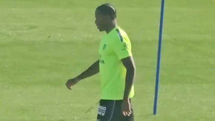 Jonathan David sbeffeggiato dopo il primo allenamento all'Atletico Madrid: "Sei in sovrappeso"