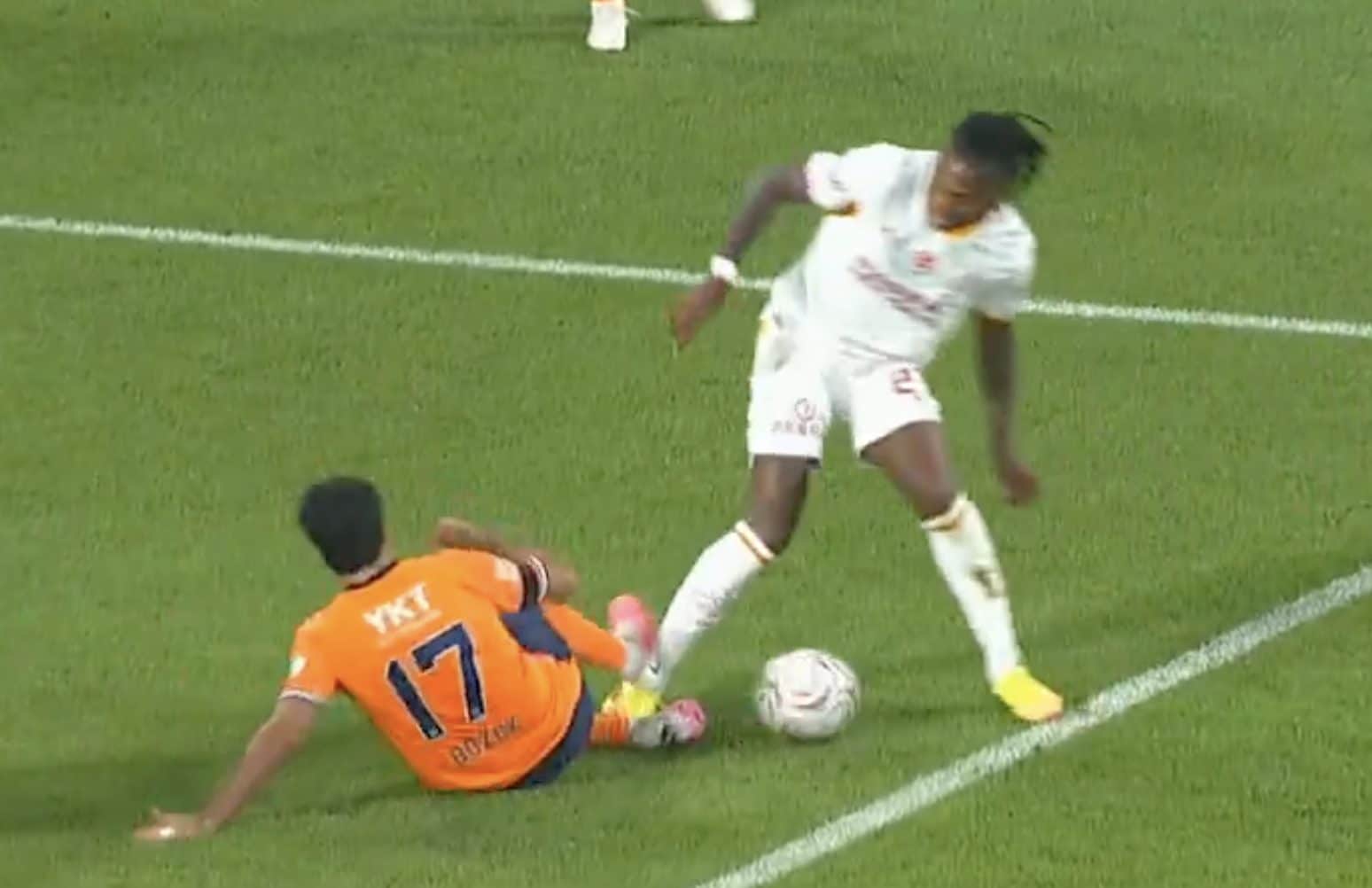 Com'è andato l'esordio di Rafael Leao al Galatasaray: applausi e grande paura per un brutto fallo