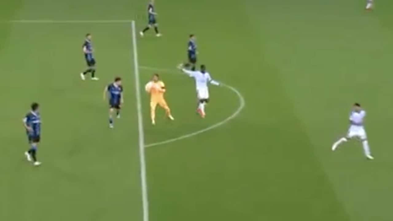 Yann Sommer blocca il pallone fuori area con le mani: serata terrificante per il portiere in Champions