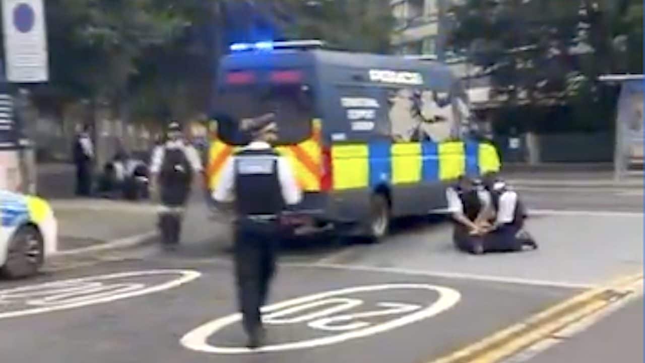 I tifosi del West Ham danno l'appuntamento per scontrarsi, quelli del Millwall trovano la polizia: arrestati