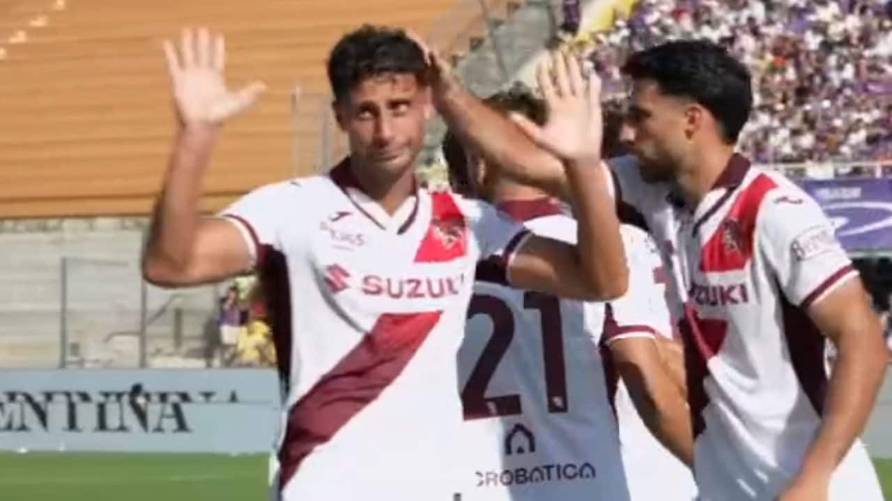 Mandragora segna chiede scusa e viene applaudito, la Fiorentina esce tra i fischi: paradosso a Firenze