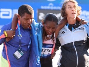Tigst Assefa vince la maratona di Berlino con il tendine d'Achille rotto