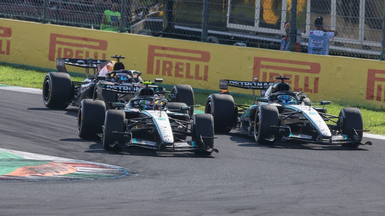 Antonelli e Russell guidano la stessa Mercedes ma usano mani e piedi diversamente: lì Kimi fa la differenza