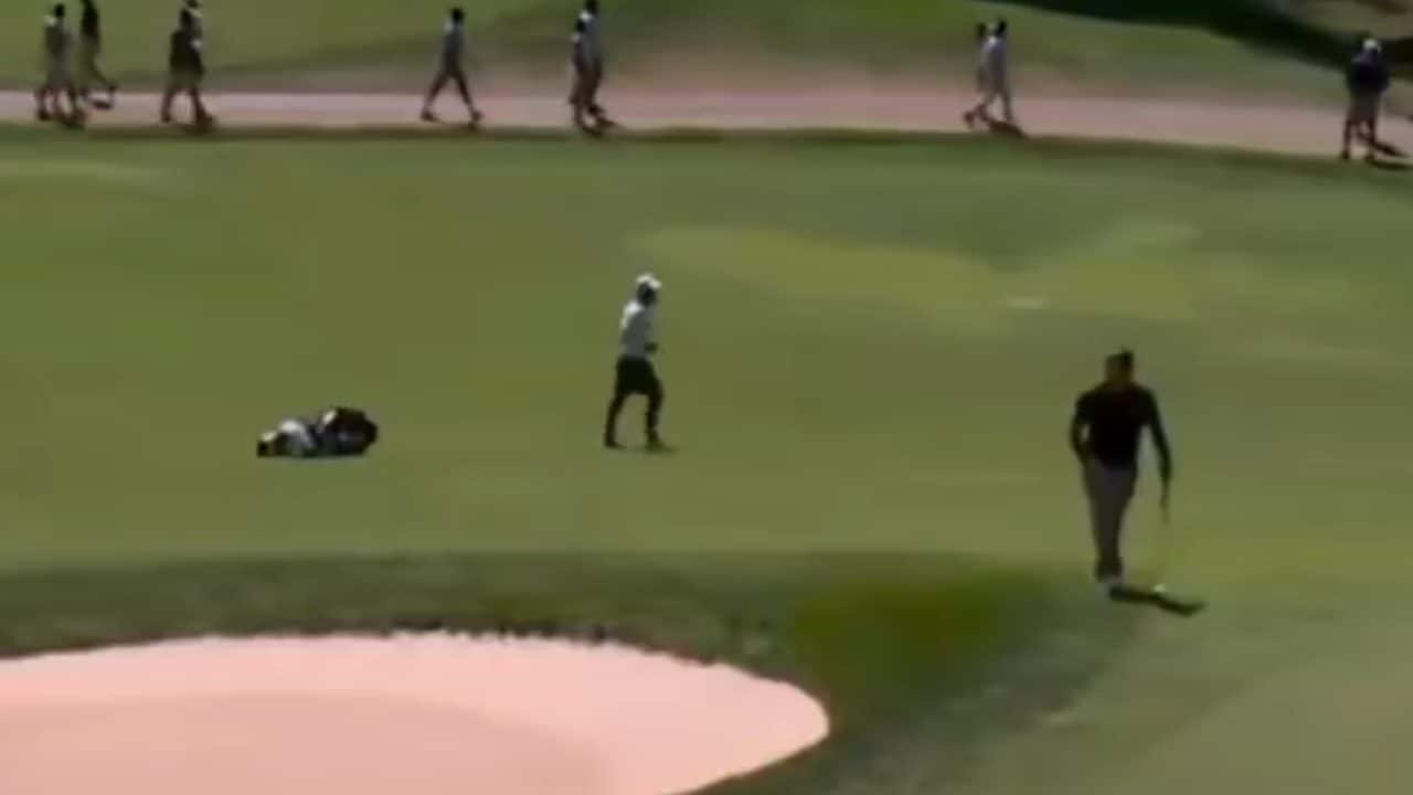 Assurdo nel golf, il caddie getta a terra la sacca e se ne va: Alejandro Tosti pensava dovesse andare in bagno