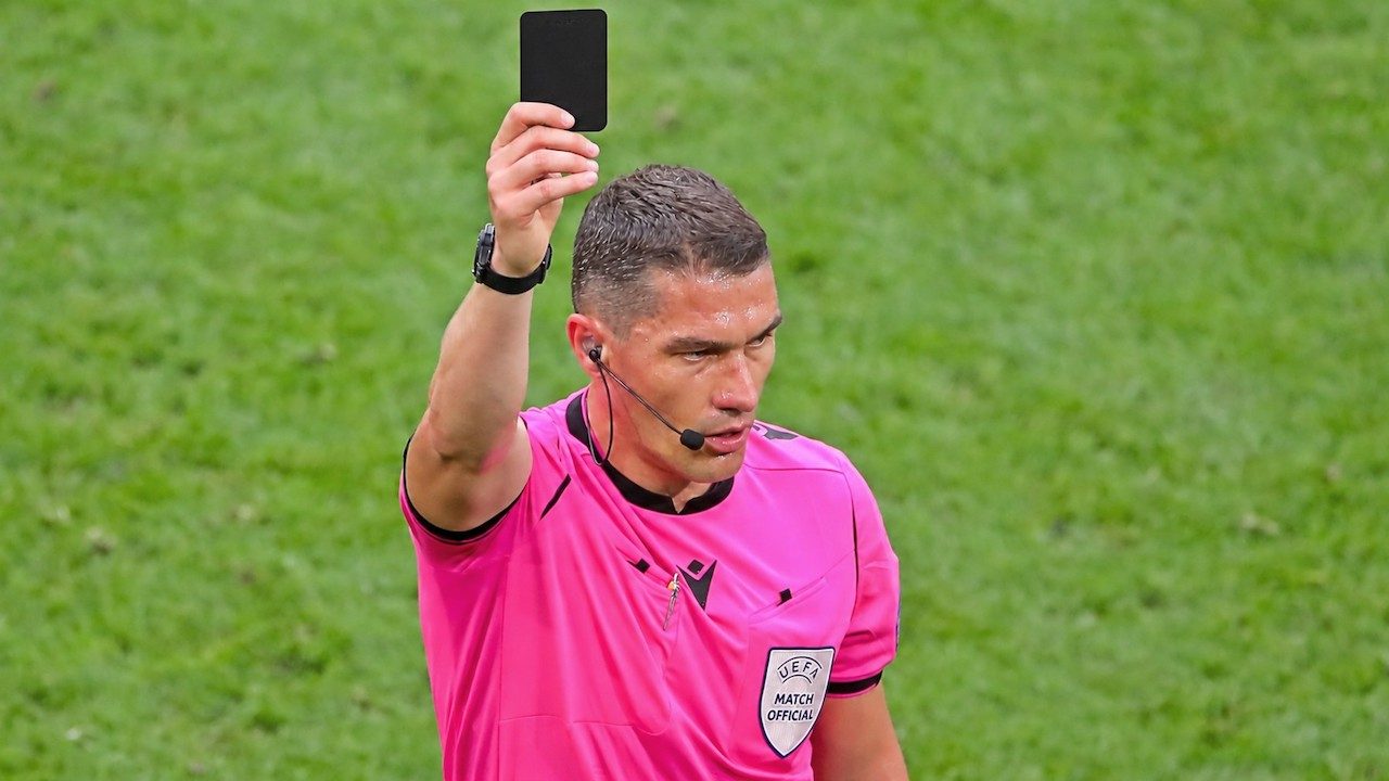 Il cartellino nero arriva nel calcio, come funziona: non sarà usato per i calciatori