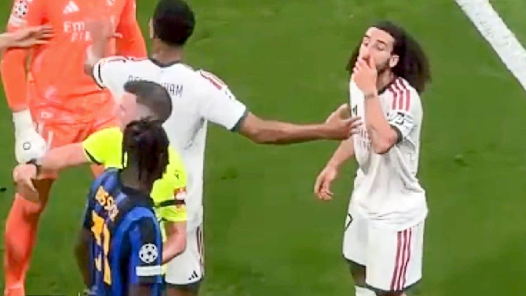 Cucurella si copre la bocca mentre litiga con Bisseck ma non viene espulso: cosa dice la regola 12