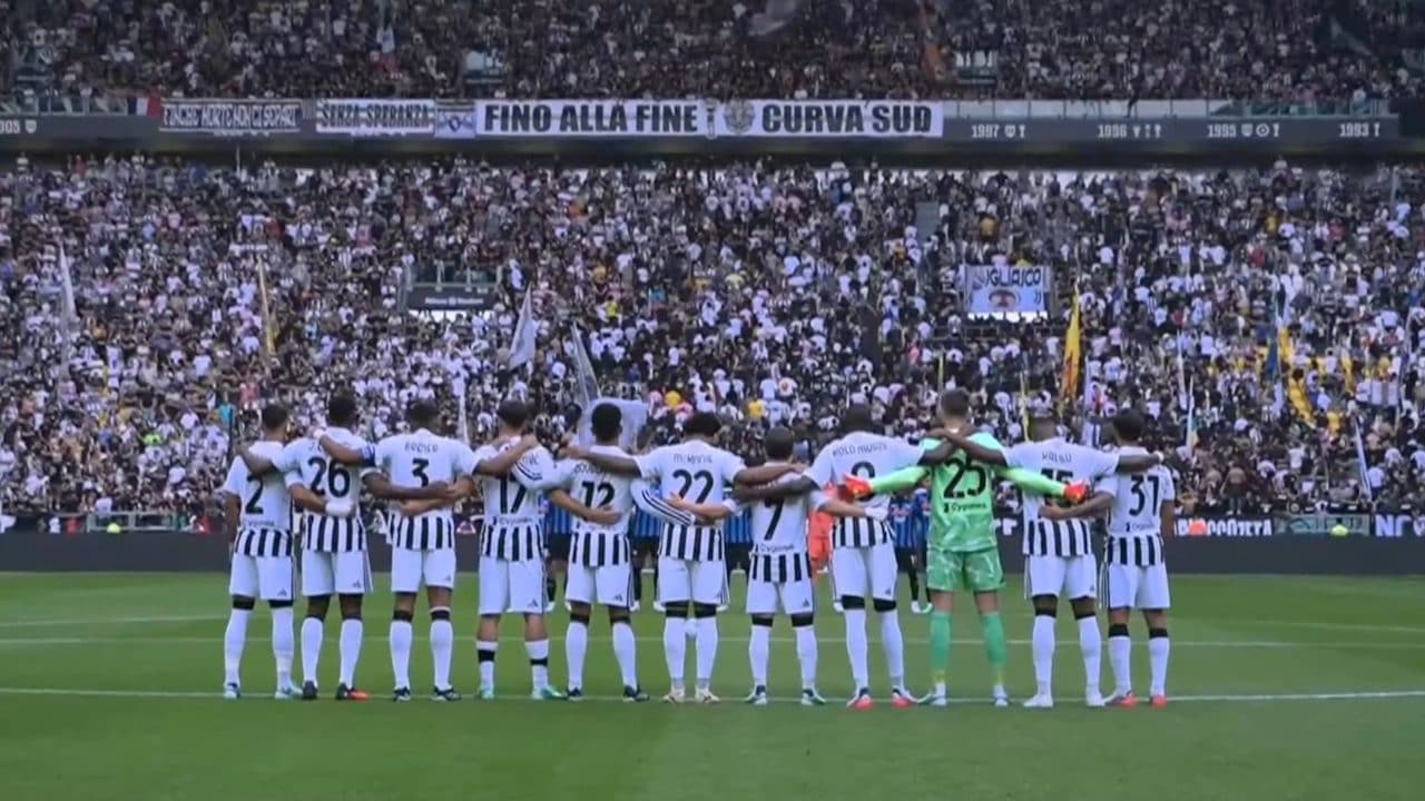 La curva della Juve si gira di spalle durante il minuto di silenzio per Mazzola: cori per Scirea e Agnelli