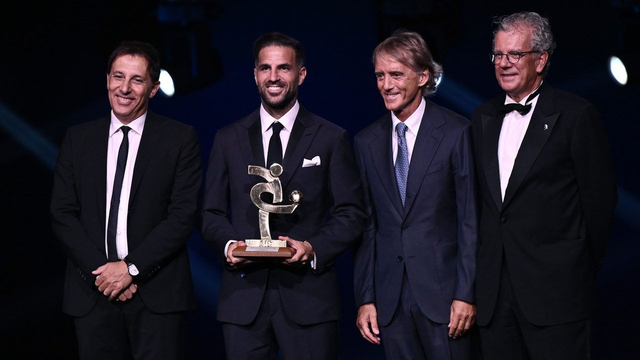 Perché Fabregas è stato eletto miglior allenatore in Italia anche se Chivu ha stravinto con l'Inter
