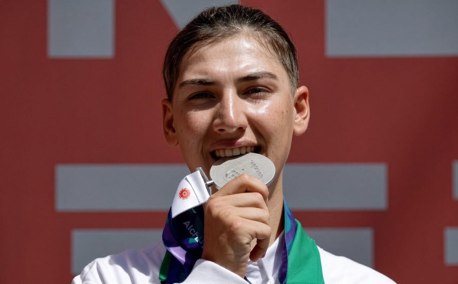 Fariba Hashimi è fuggita dall'Afghanistan e ora è d’argento: "Mi travestivo da uomo per allenarmi"