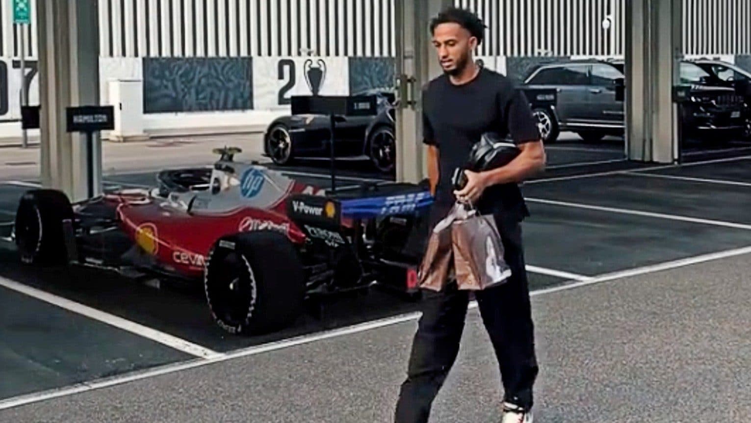 Perché c'è una Ferrari SF-26 nel parcheggio della Juventus e i calciatori fanno finta di niente