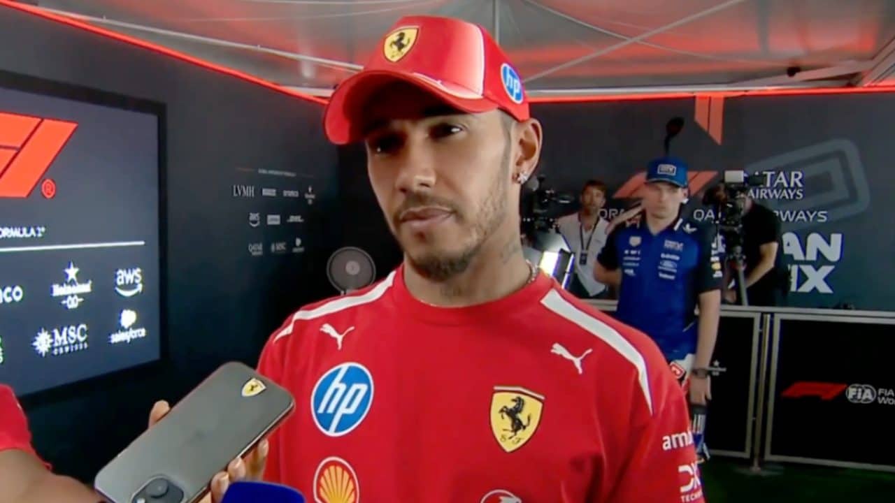 Hamilton spiazzato in TV dopo il GP Baku, gli chiedono di Horner in Ferrari: risponde solo con un "Sì"