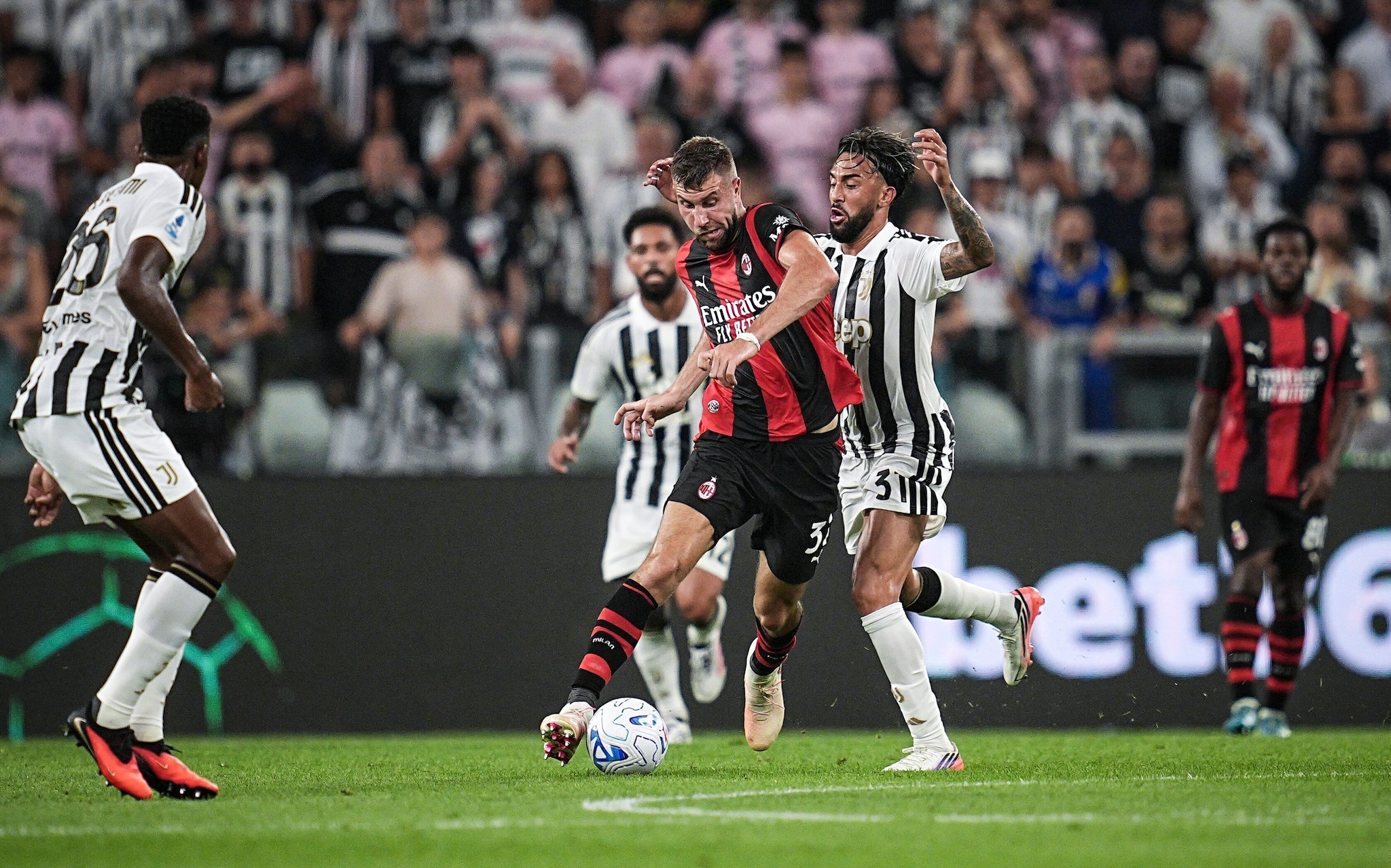 Perché Juventus e Milan oggi non giocano partite in Europa League: la nuova tradizione UEFA