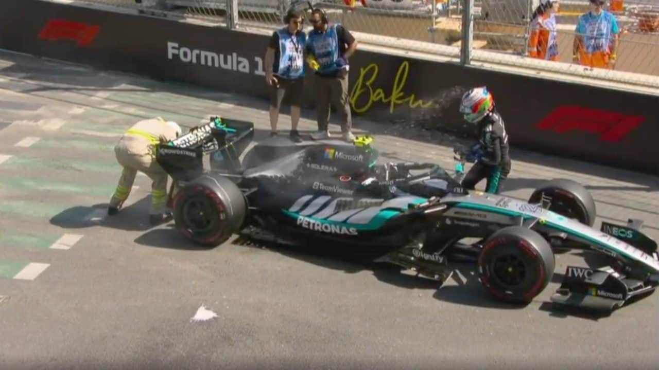 Kimi Antonelli si ferma a Baku e viene innaffiato con l'estintore dal marshal: scena tragicomica
