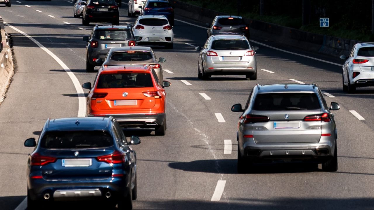 Come si deve guidare per consumare meno benzina: tutte le cose che sbagliamo al volante dell'auto