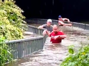 Flash flood interrompe mezza maratona e sommerge auto