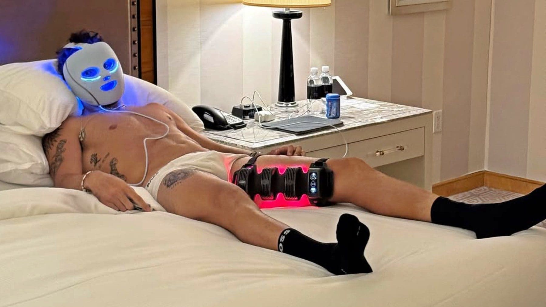 Matteo Berrettini e la foto virale con maschera e aggeggi led: è la terapia della luce