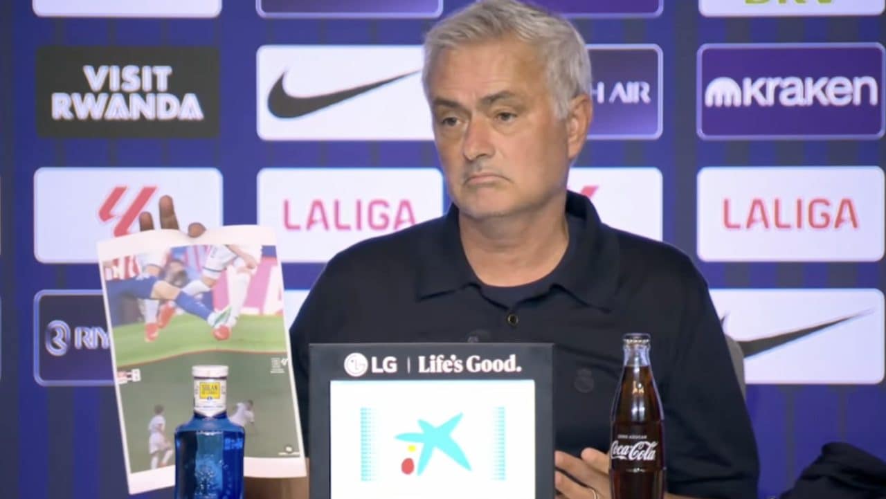 Mourinho mostra due foto e poi parla per 4 minuti di fila: veleno puro dopo la sconfitta contro l'Atletico