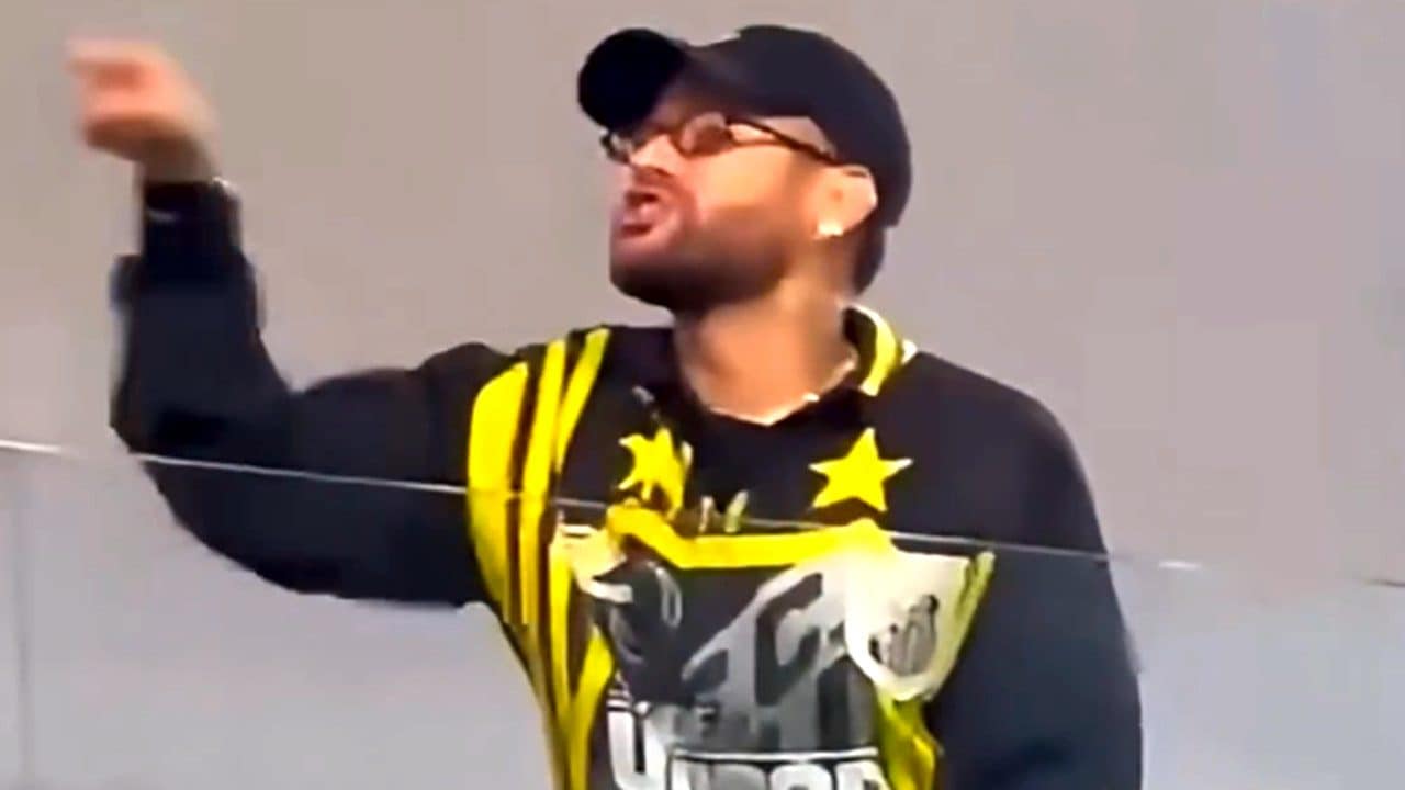 Neymar si sporge dalla tribuna d'onore e provoca i tifosi avversari: "Senza ginocchio gioco meglio io"