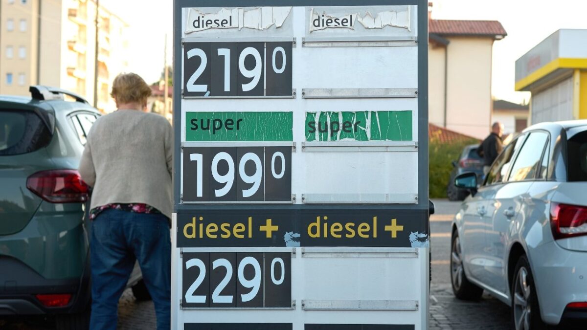 Prezzi di benzina a 1,99 euro e diesel a 2,19 euro al distributore