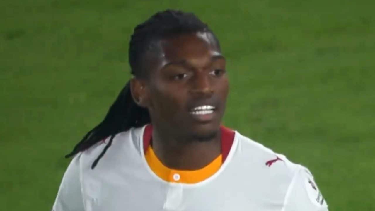 Leao è un disastro al Galatasaray, critiche feroci: "Questo qui ride mentre corre! Ma cos'è?"
