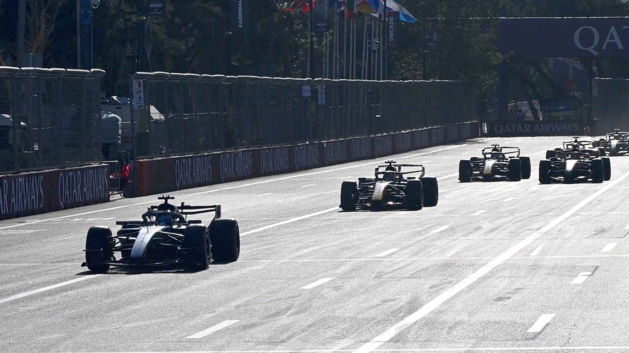 Russell domina il GP Baku, batte Verstappen in volata e accorcia su Antonelli: Kimi rimonta dal 16° al 5°