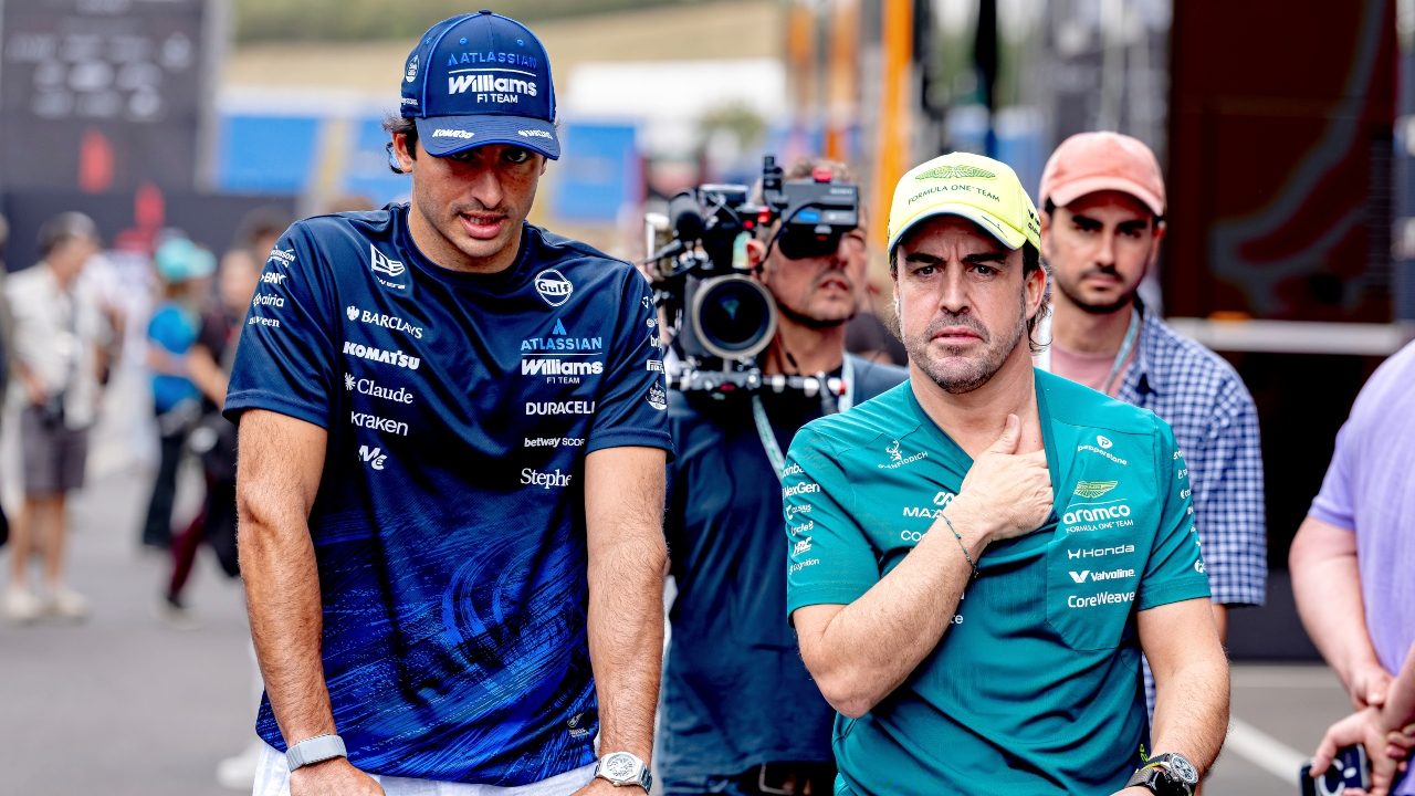 Sainz accusa Alonso dopo Madrid: "Si lamenta alla radio e mi fa penalizzare, come sempre"