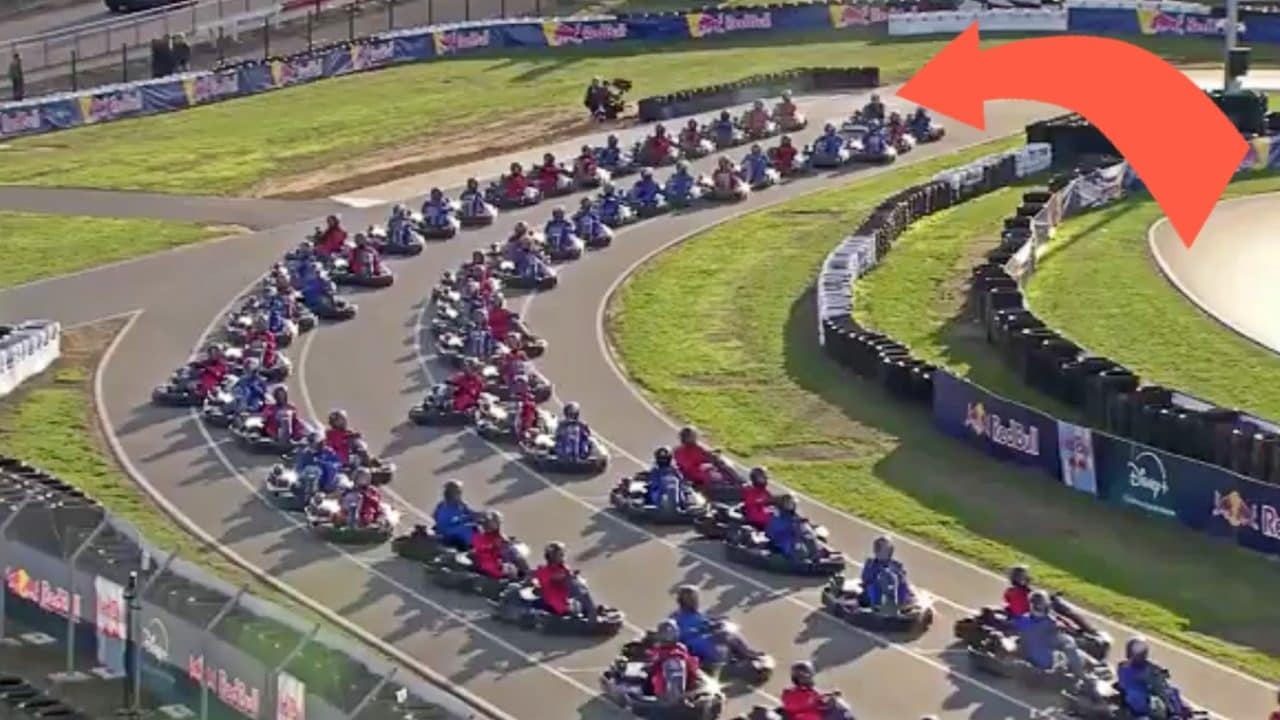 Max Verstappen vince la gara contro 100 kart rimontando da ultimo a primo in 14 giri pazzeschi