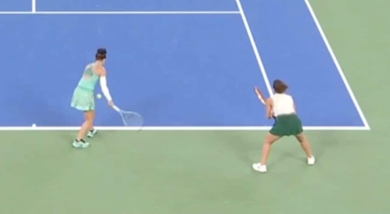 Il pasticcio di Errani e Paolini a Wuhan: Sara serve due volte da sotto, Jasmine sconsolata