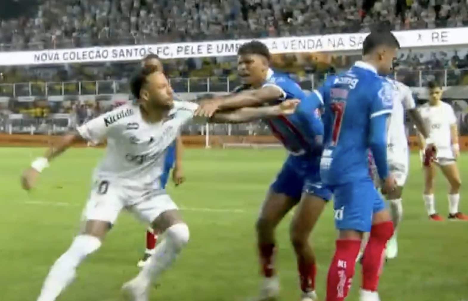 Neymar impazzito dopo l'espulsione con la nuova regola: "Canaglia e idiota, non dormirai tranquillo"
