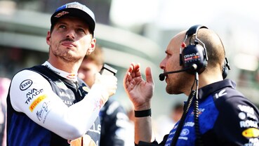 Verstappen e Lambiase comunicano al muretto Red Bull