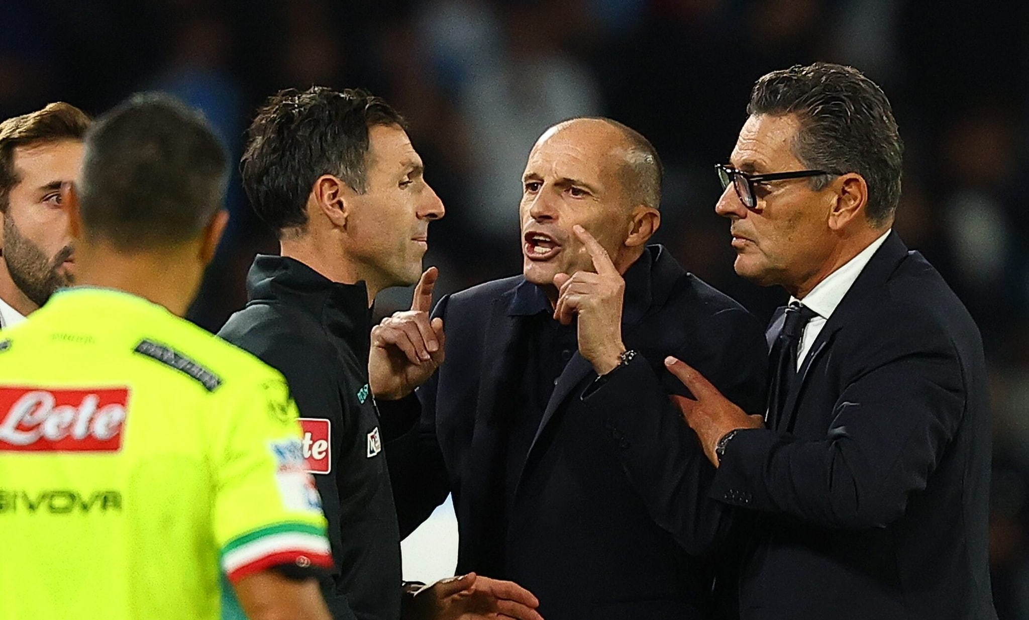 Allegri squalificato dopo l'espulsione con la Roma: "Ingiurioso e aggressivo". Il Napoli fa ricorso