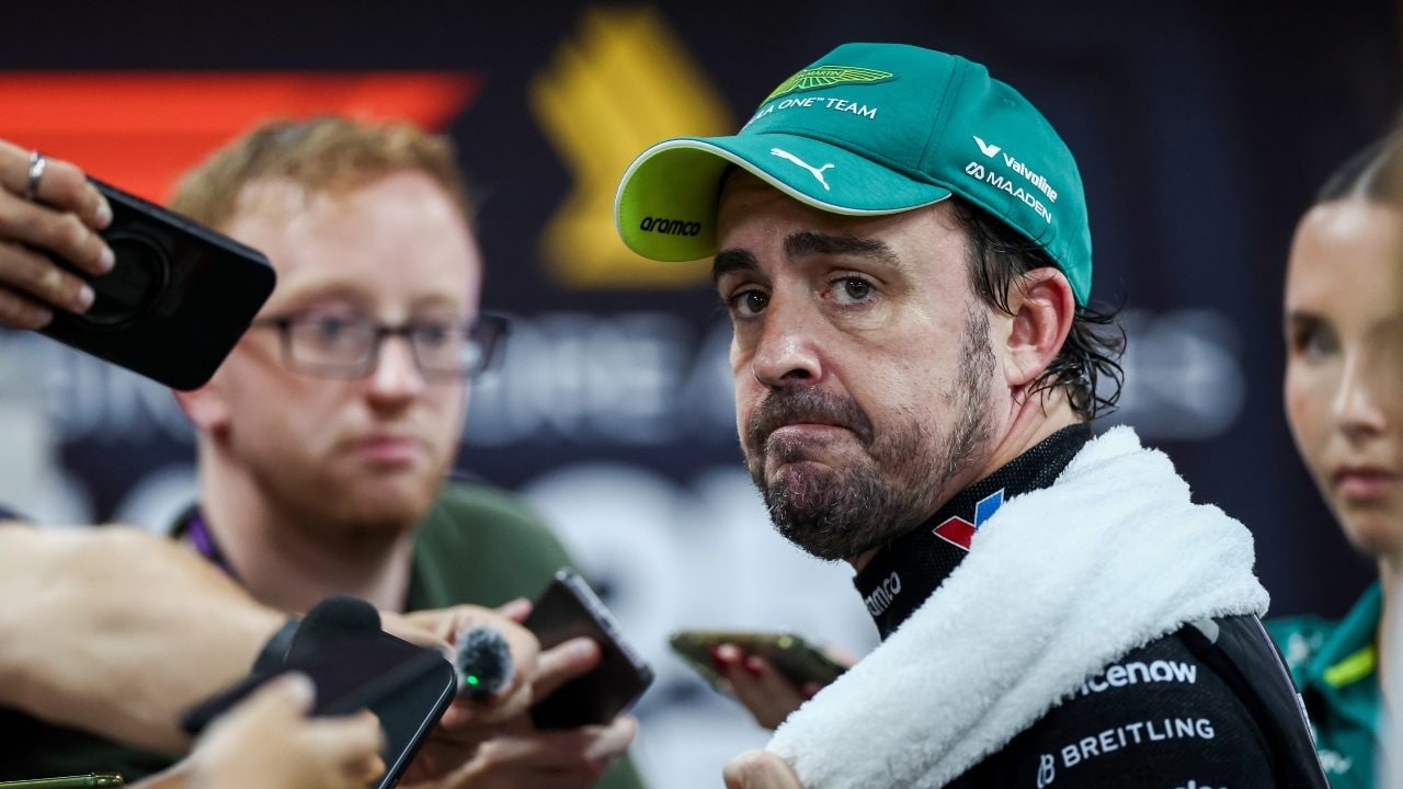 Alonso si sfoga contro il motore Honda dopo l'umiliazione a Singapore: "È ridicolo, dà energia dove non serve"
