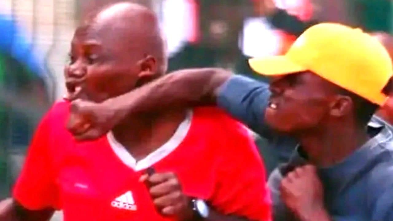 Vergogna in Kenya, arbitro braccato in campo: tifosi scatenati per un rigore nello spareggio