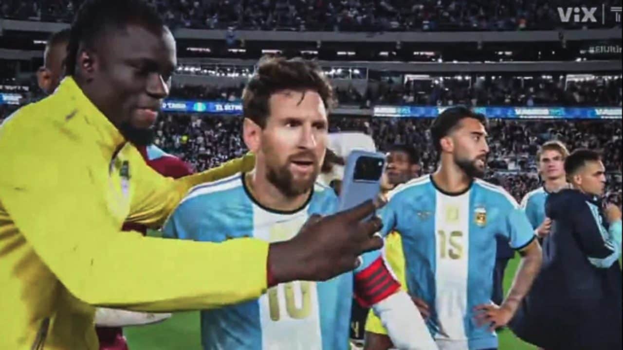 I calciatori del Benin all’addio di Messi: "Trattati come comparse. Non potevamo neanche entrare nel tunnel"