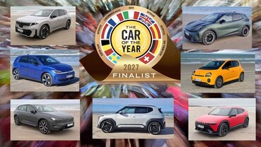Le sette vetture elettriche finaliste dell'Auto dell'Anno 2027, con il logo ufficiale del premio al centro.