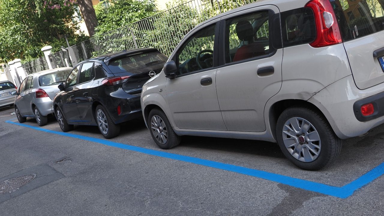Parcheggio gratis sulle strisce blu con il permesso rosa: cosa prevede il nuovo Codice della Strada