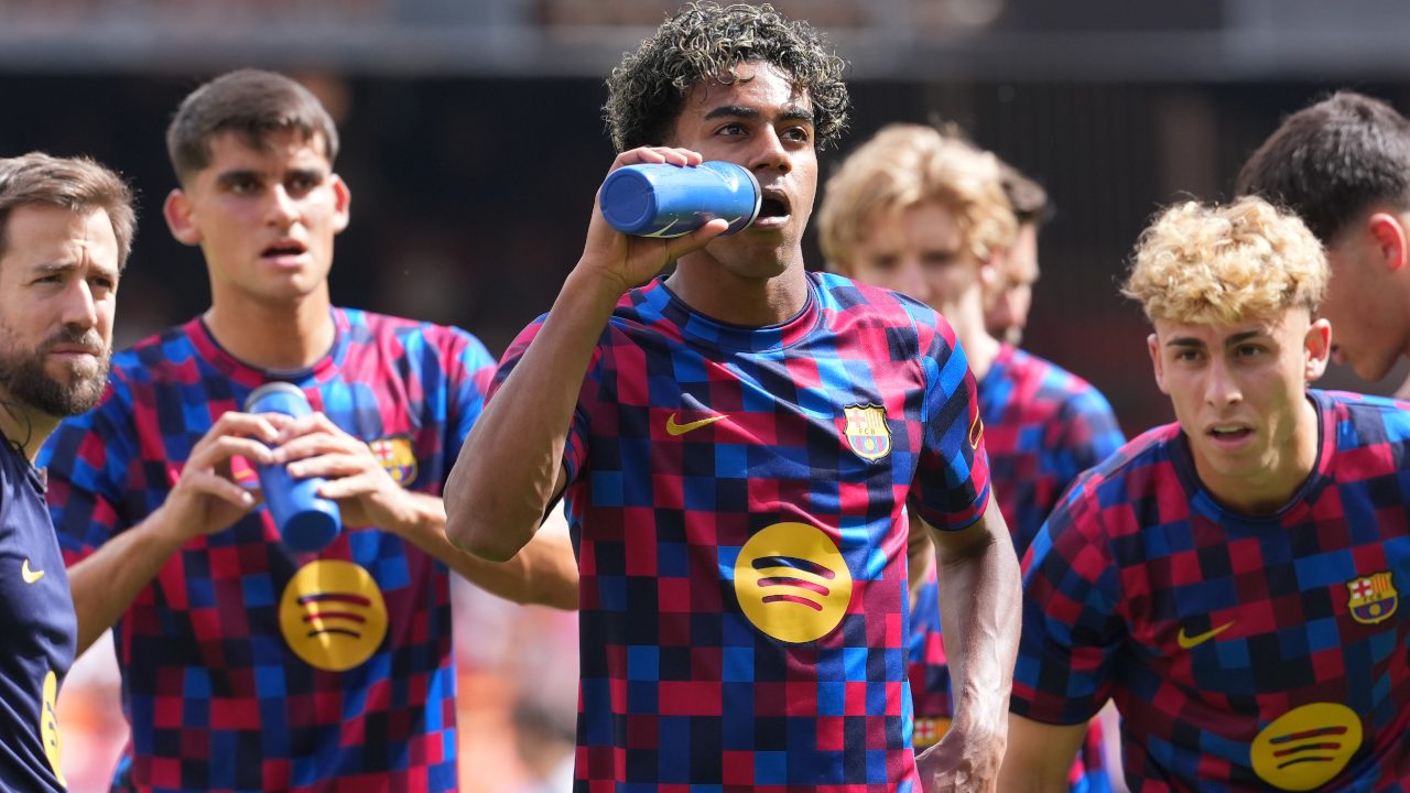 Barcellona nei guai, concreto il rischio di esclusione dalle Coppe: l'Uefa riapre il "caso Negreira"