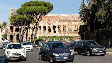 Auto in transito davanti al Colosseo a Roma.