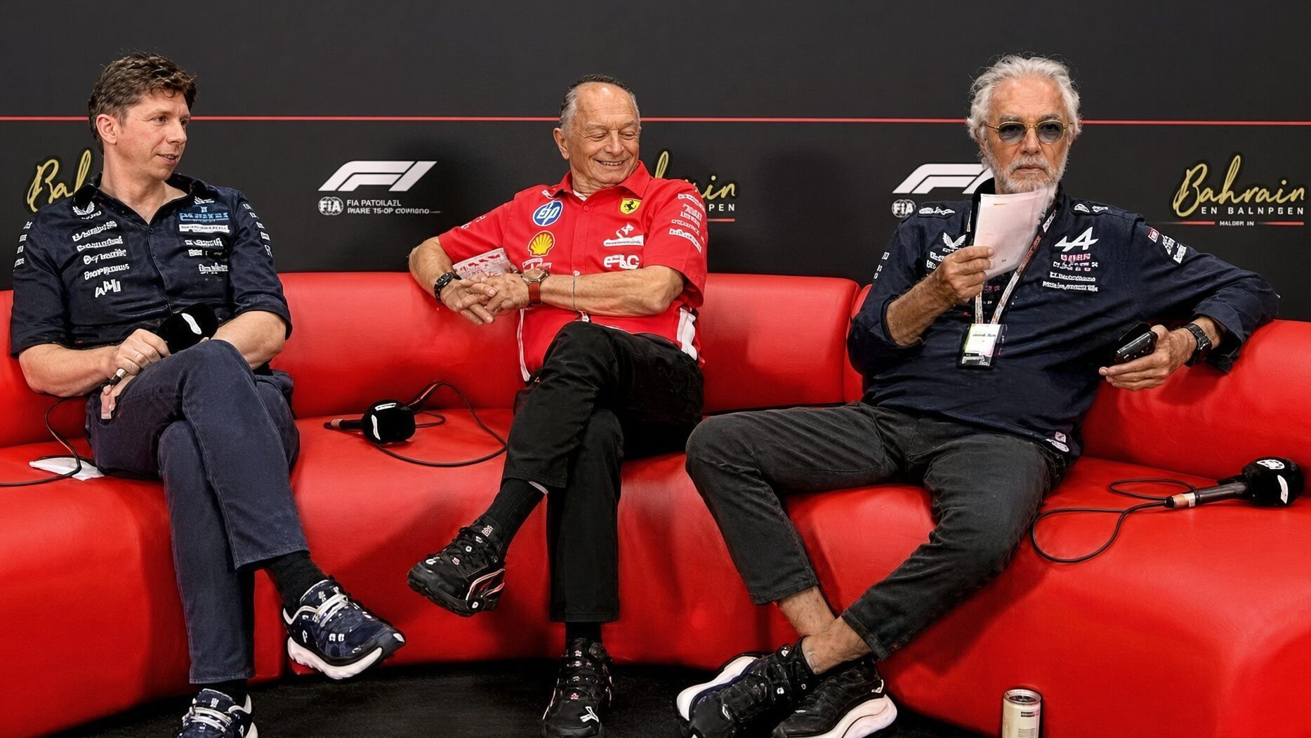 Briatore si presenta in conferenza con un foglio e alimenta la suspense, poi lo lascia lì: è un bluff