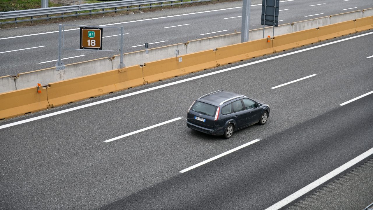 Corsia centrale e superamento a destra in autostrada: cosa prevede il nuovo Codice della Strada