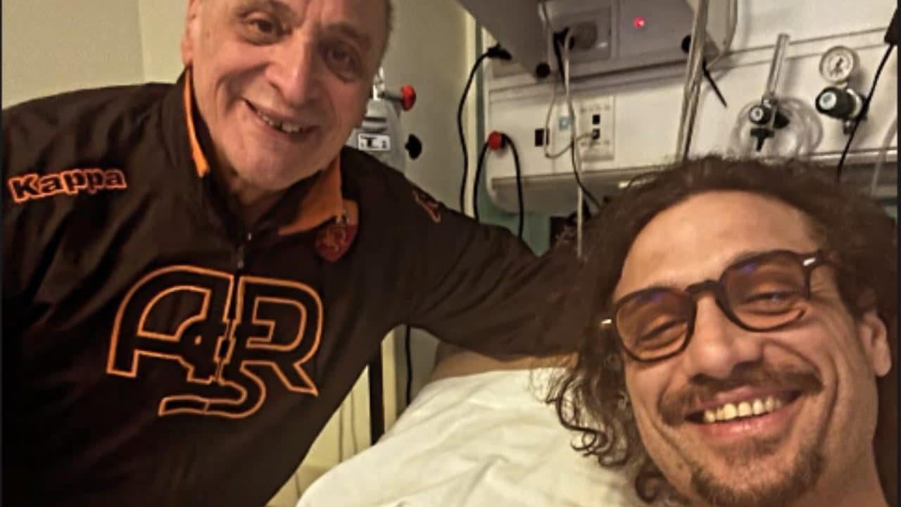 Daniel Osvaldo in miglioramento dopo l'intervento ai polmoni: la foto dall'ospedale con il padre