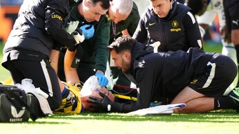 Dibu Martinez a terra mentre i sanitari lo soccorrono e gli immobilizzano la testa durante Everton-Chelsea